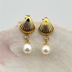 EA003 Teardrop shape fresh water pearl & sea shell design stud earrings
